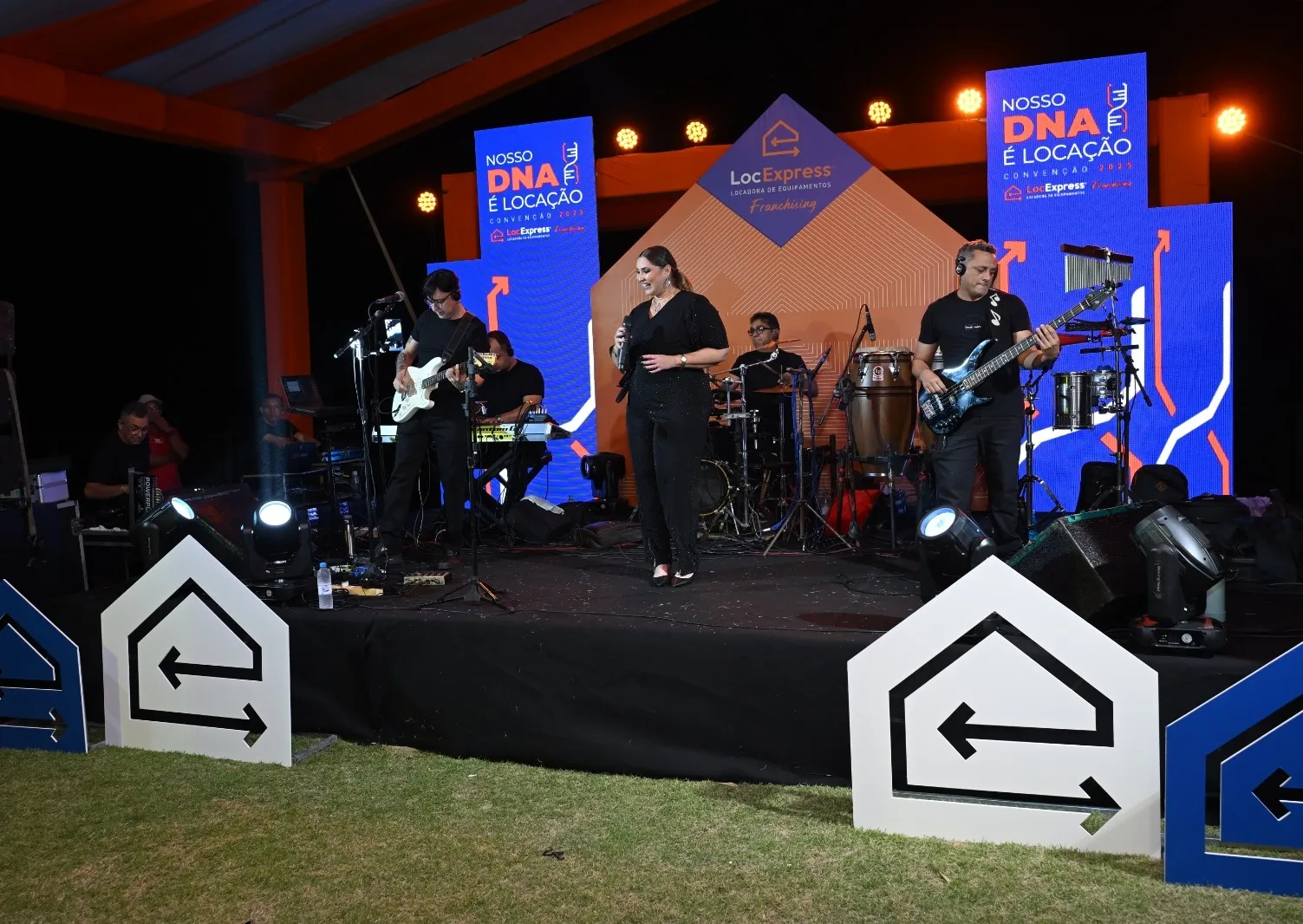 Backdrop no palco principal de um evento corporativo