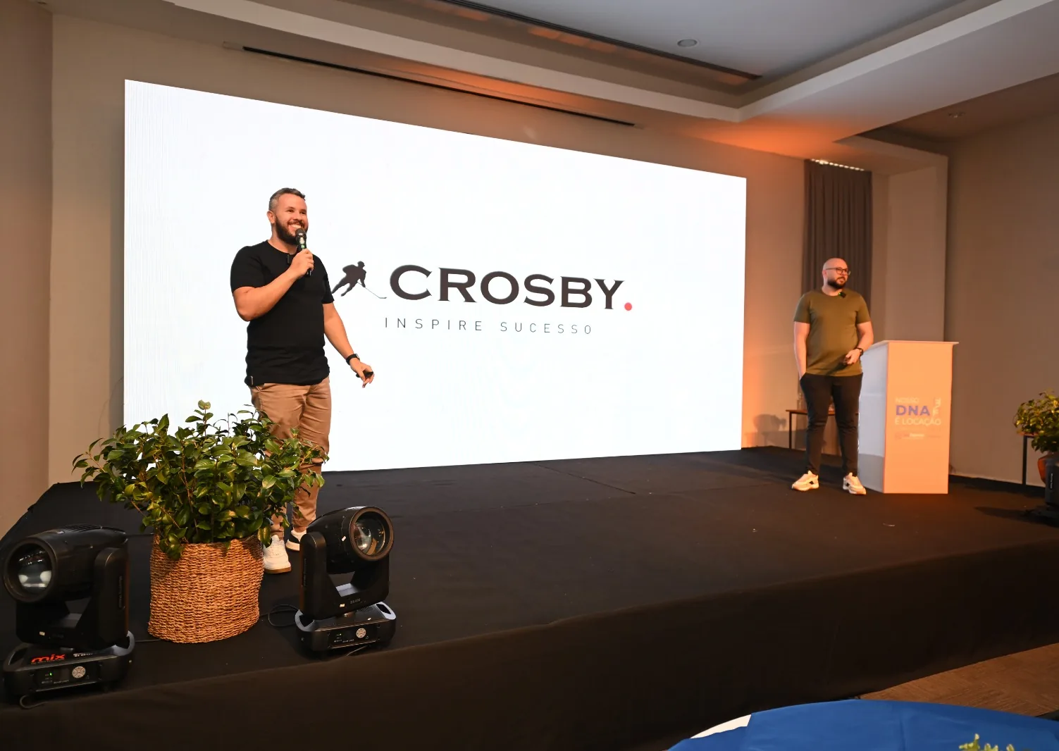 Iluminação cênica em palestra corporativa