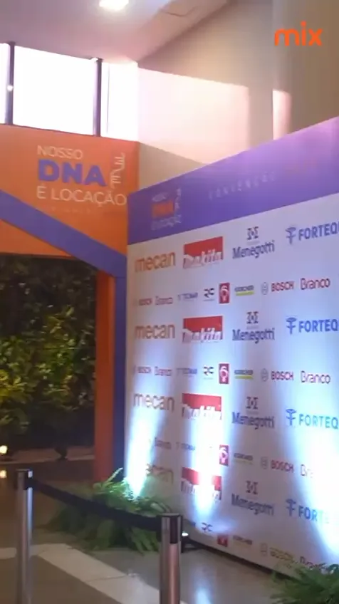 Painel de patrocinadores iluminado pela Mix em evento corporativo