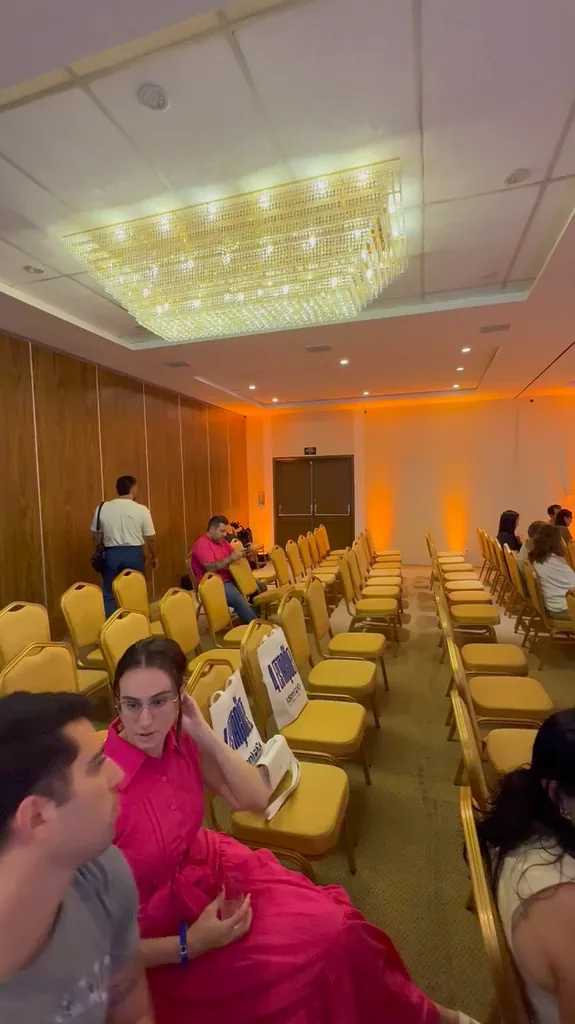 Salão de evento com iluminação âmbar de ambientação