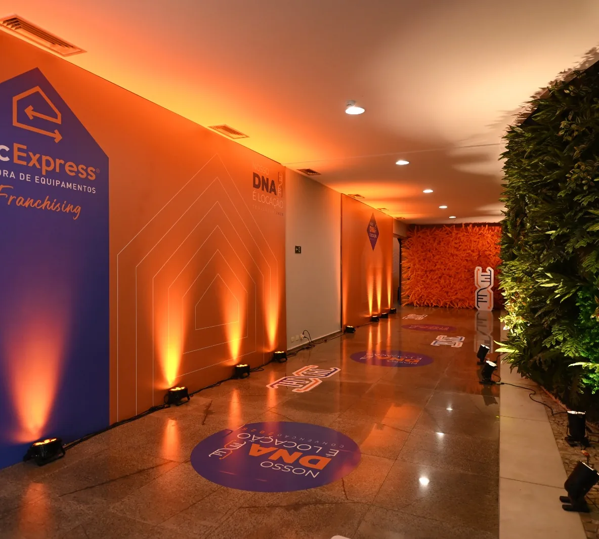 Corredor de evento iluminado pela Mix com refletores de piso