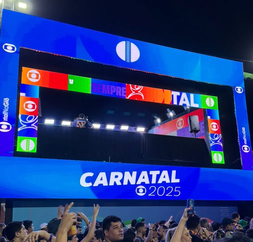 Painel de LED em fachada e cenografia de evento