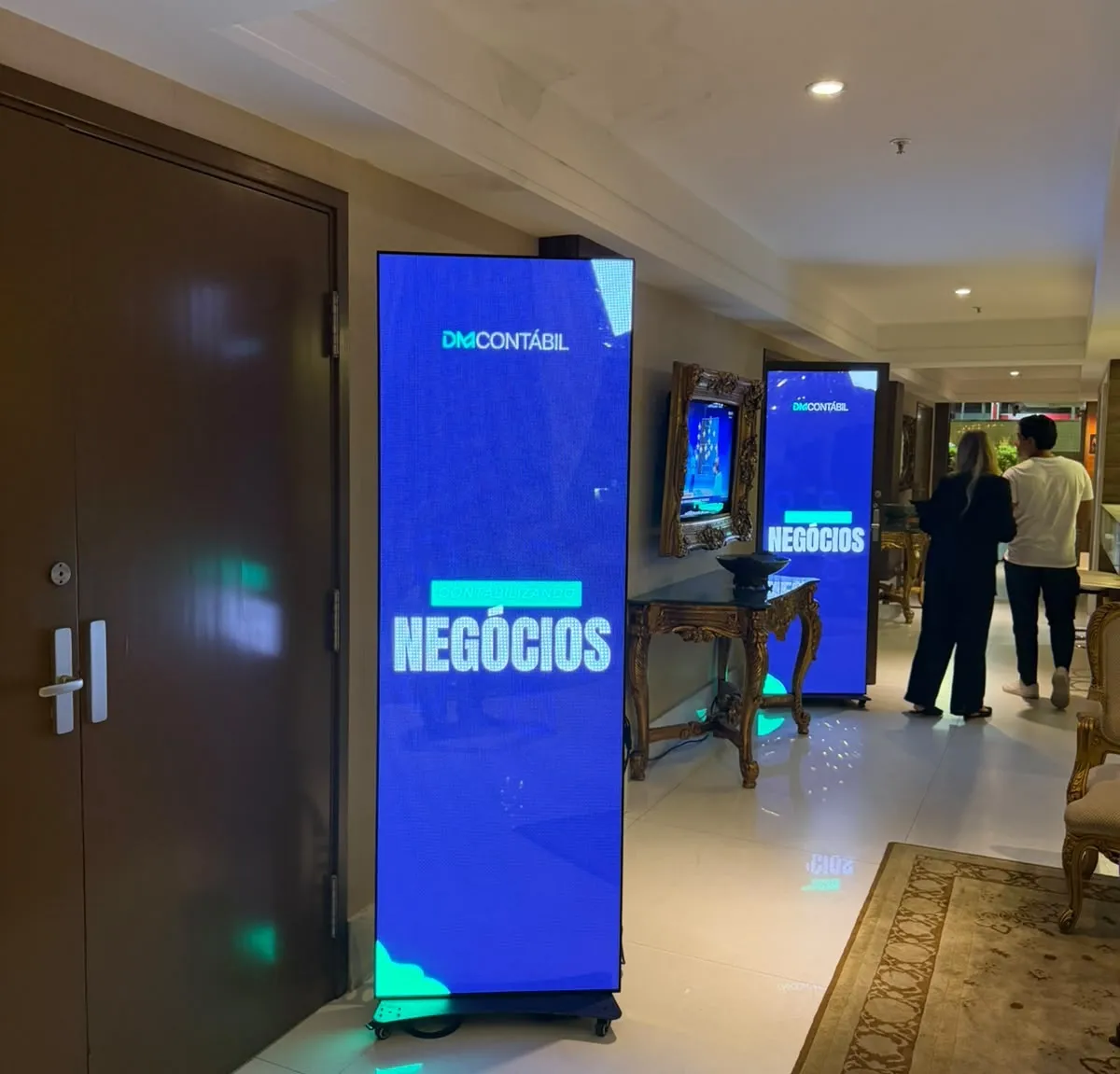 Totens de LED em convenção corporativa