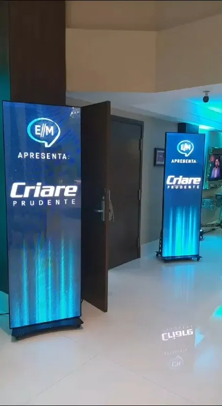 Totens de LED da Mix na entrada de um evento corporativo