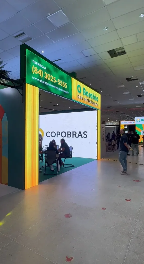 Painel de LED da Mix na fachada de um estande