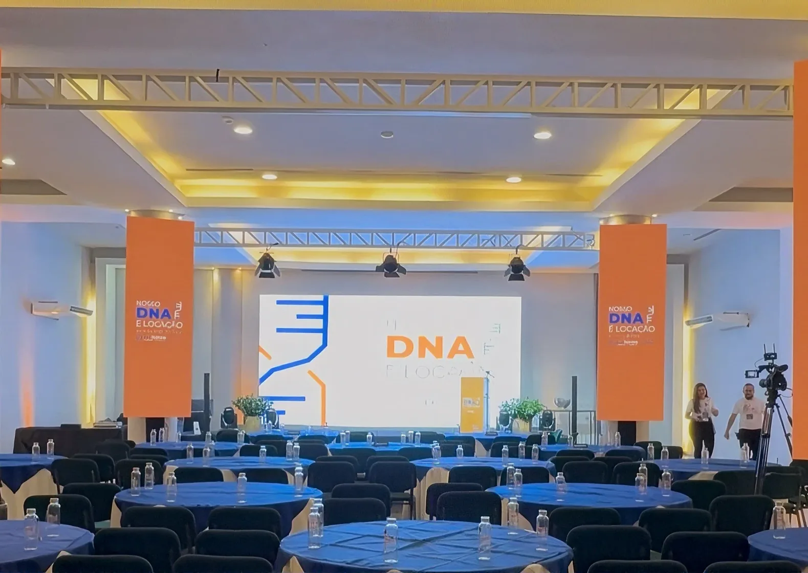 Convenção corporativa com palco e estrutura da Mix