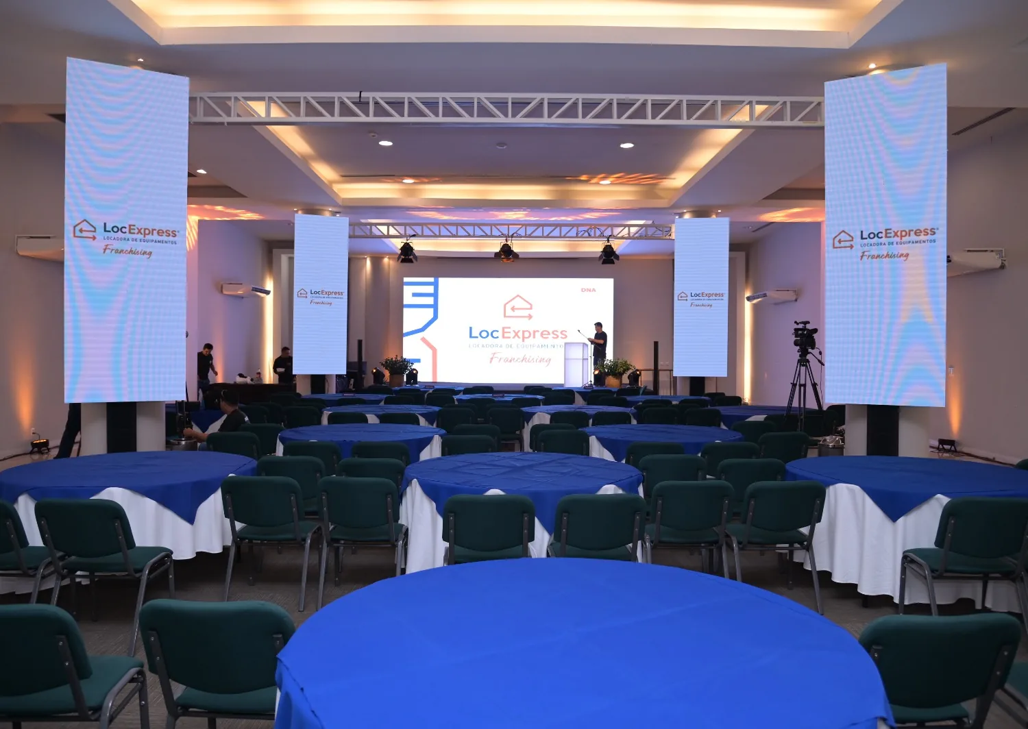 Palco com painéis de LED montado para lançamento de produto