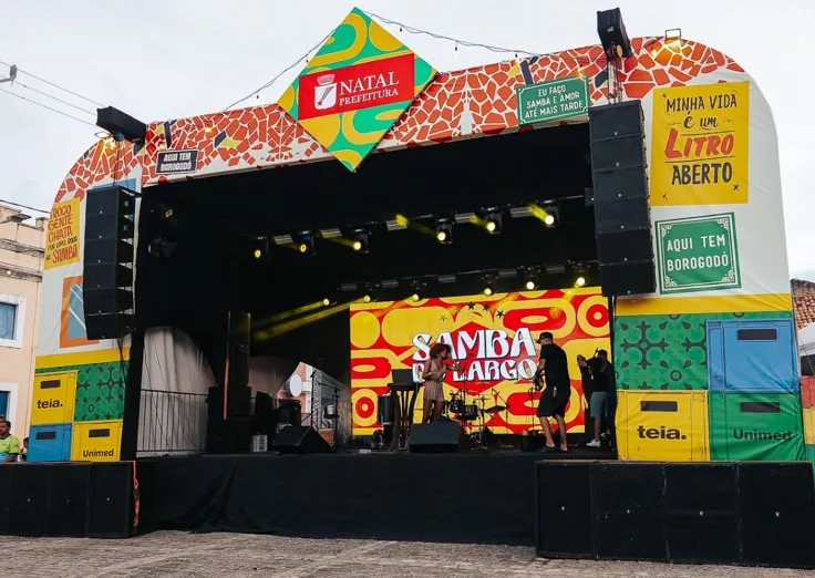 Palco montado para show em evento cultural
