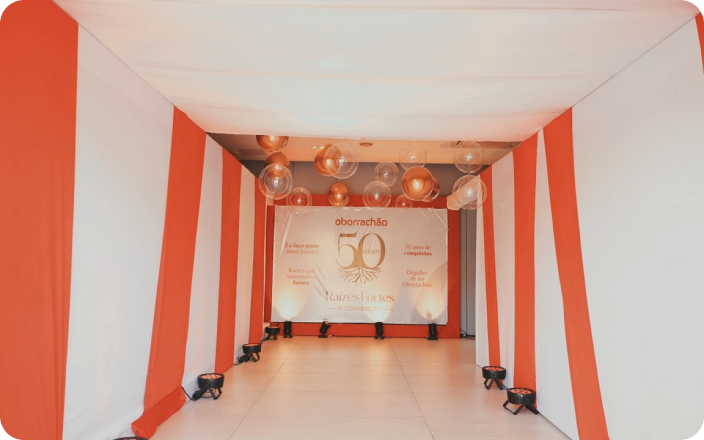 Estrutura cenográfica montada pela Mix em corredor de evento