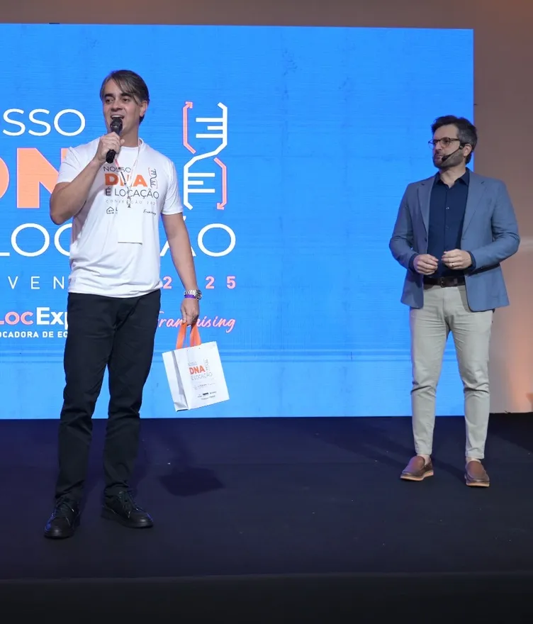 Palestrante em convenção com painel de LED da Mix